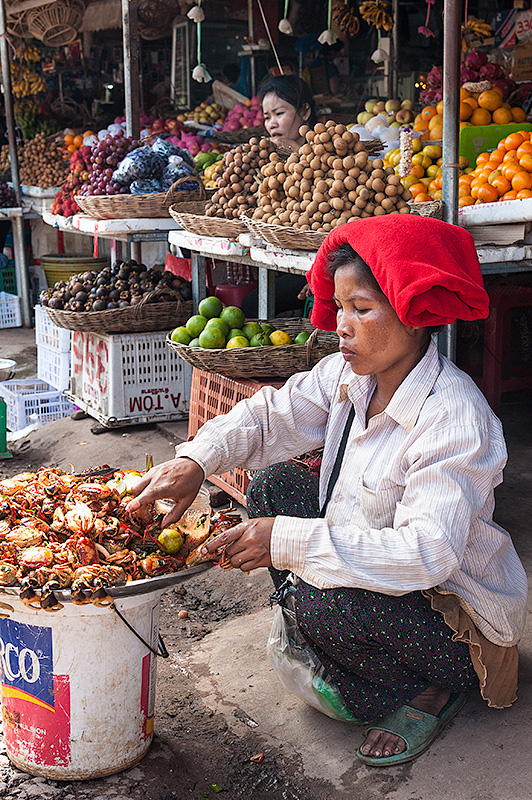 Mujeres en el mercado de frutas de Nom Pem. Camboya.