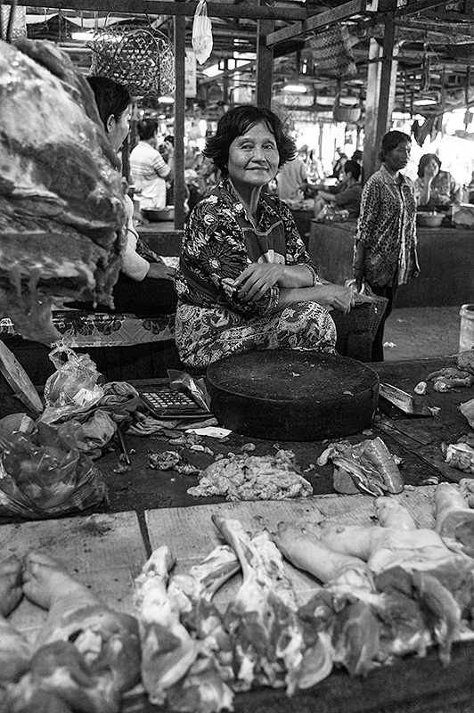 Mujer en el mercado de carne de Nom Pem. Camboya.