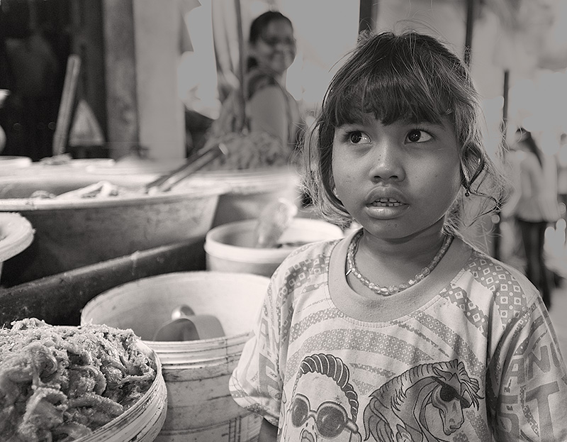 Niña en el mercado de Nom Pem. Camboya.