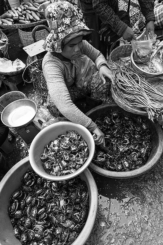 Mujer en el mercado de perscados de Nom Pem en Camboya