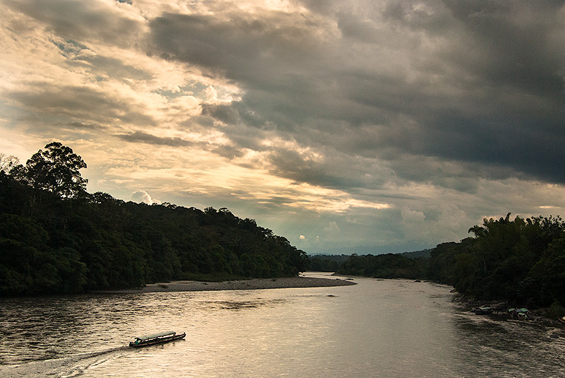 Río Amazonas en el Parque Natural de Cuyabeno. Ecuador
