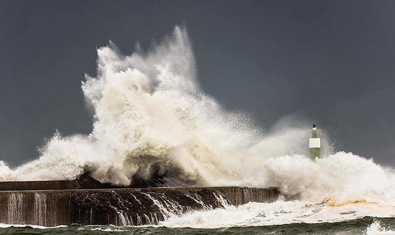 Temporal azotando la baliza del dique del puerto de San Vicente de la Barquera. Cantabria.