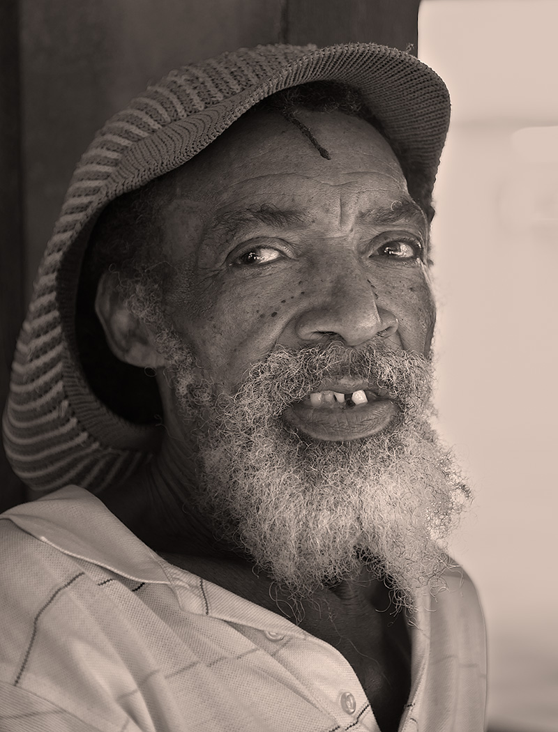 Retrato en blanco y negro de hombre mayor en Livingston. Guatemala.