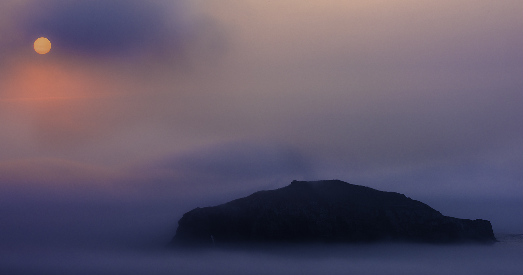 Crepúsculo en la isla Erbosa, cabo Peñas. Asturias