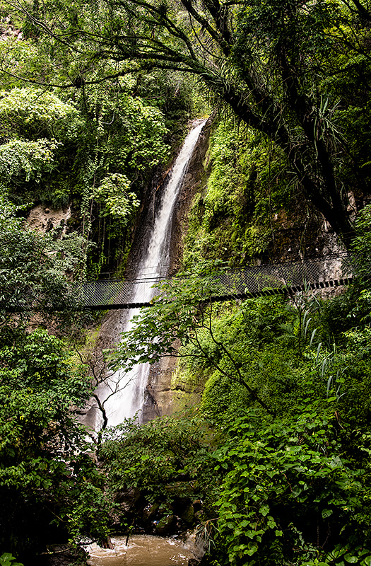 Cascada en el Parque Natural de Atitlán. Guatemala.
