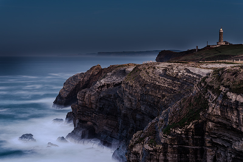 Fotografía nocturna del faro de Cabo Mayor en Santander.