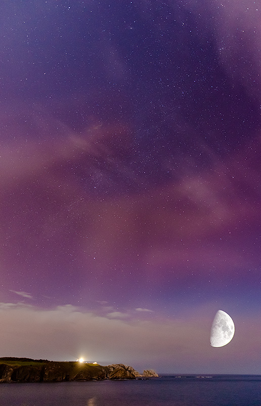 Fotografía nocturna del Cabo Peñas en Asturias.