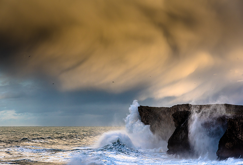 Temporal en la costa de Llanes con las olas golpeando con fuerza la caliza de los acantilados donde se producen los bufones.