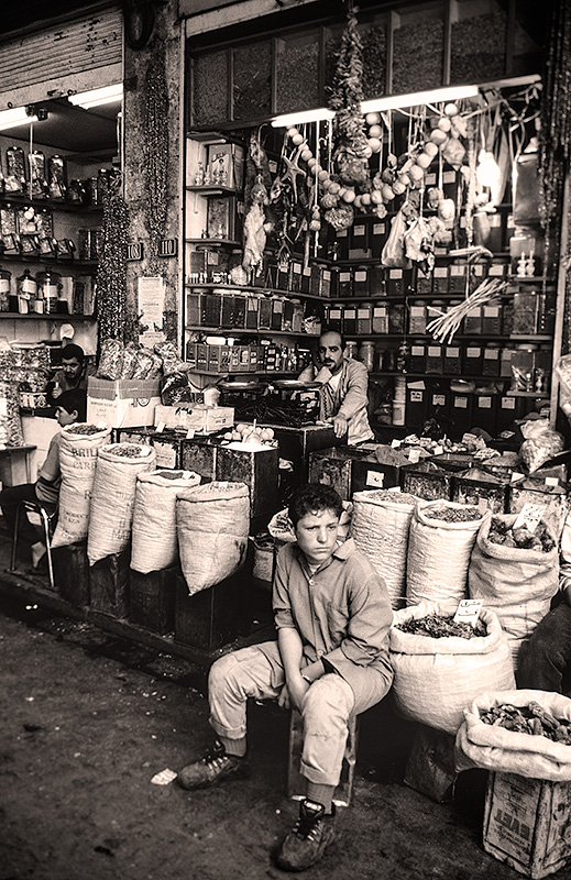 Esperando en un puesto en un mercado de Damasco en Siria.