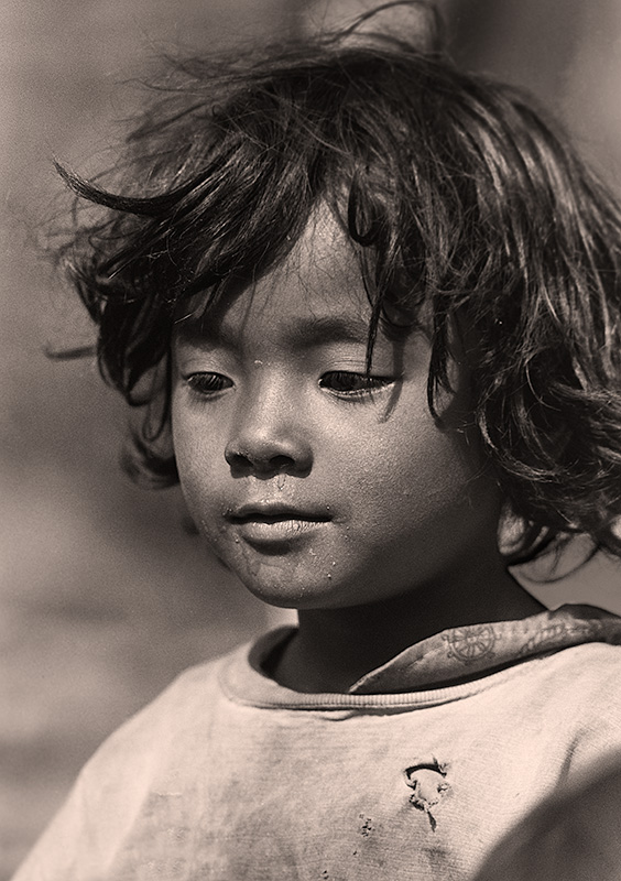 Retrato de niño nepalí en Ghandruk, pueblo del trekking del Annapurna en Nepal.