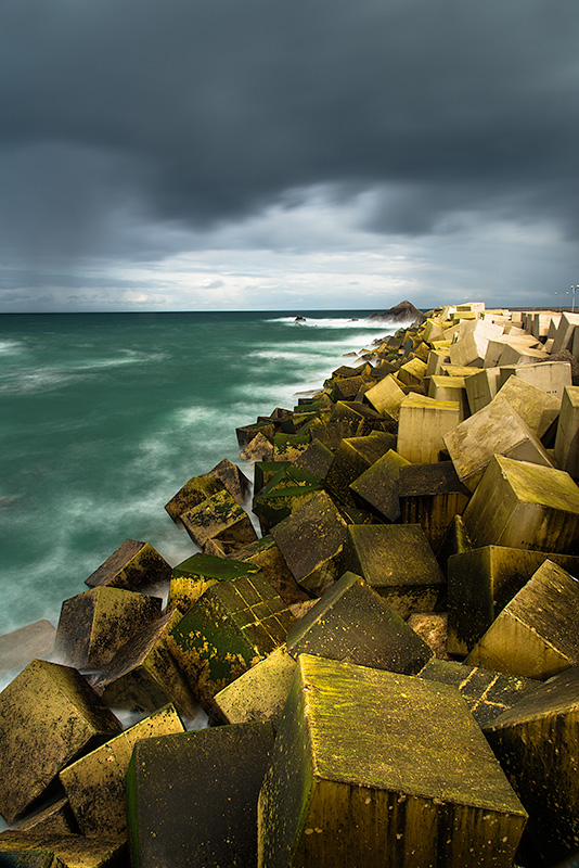 Tormenta sobre el dique del puerto de Cudillero. Asturias.