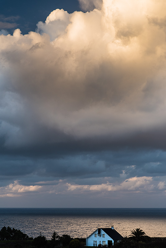 tormenta en el mar Cantábrico con casa