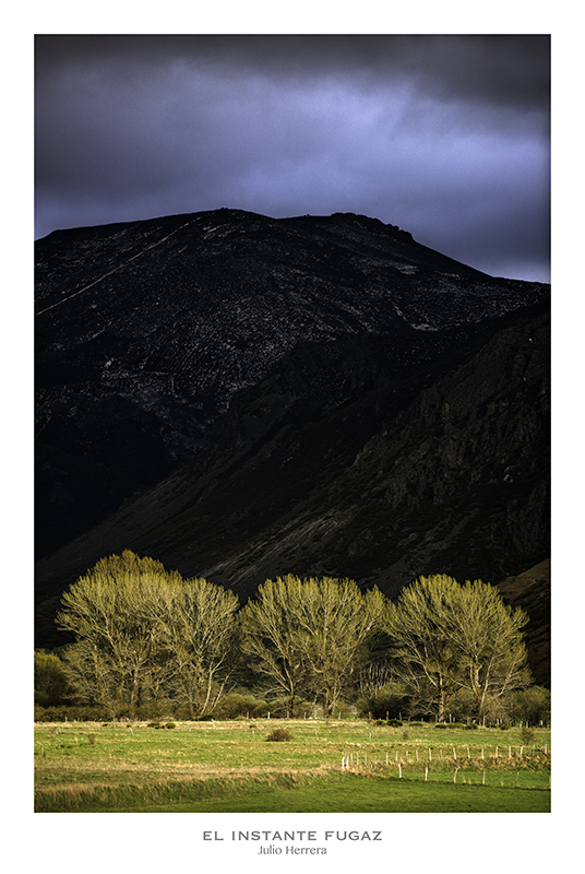 Tormenta y rayo de luz en el paisaje de montaña y fondo de valle